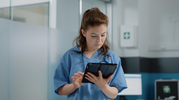How Can SMS Solutions Improve Patient Care in Healthcare Facilities?
